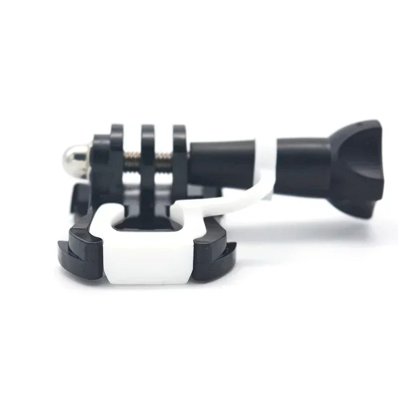 Stecken Sie den Stecker in die Halterung für GoPro