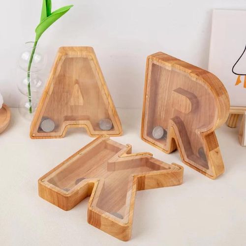 Sparschwein aus Holzbuchstaben