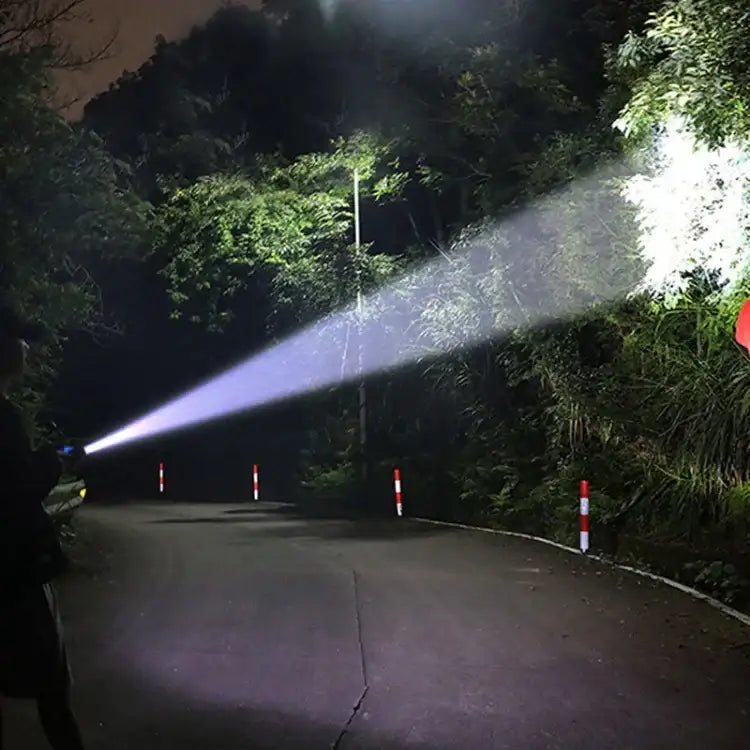 Kraftfull LED-ficklampa med zoom, 1800 mAh batteri och USB-laddning