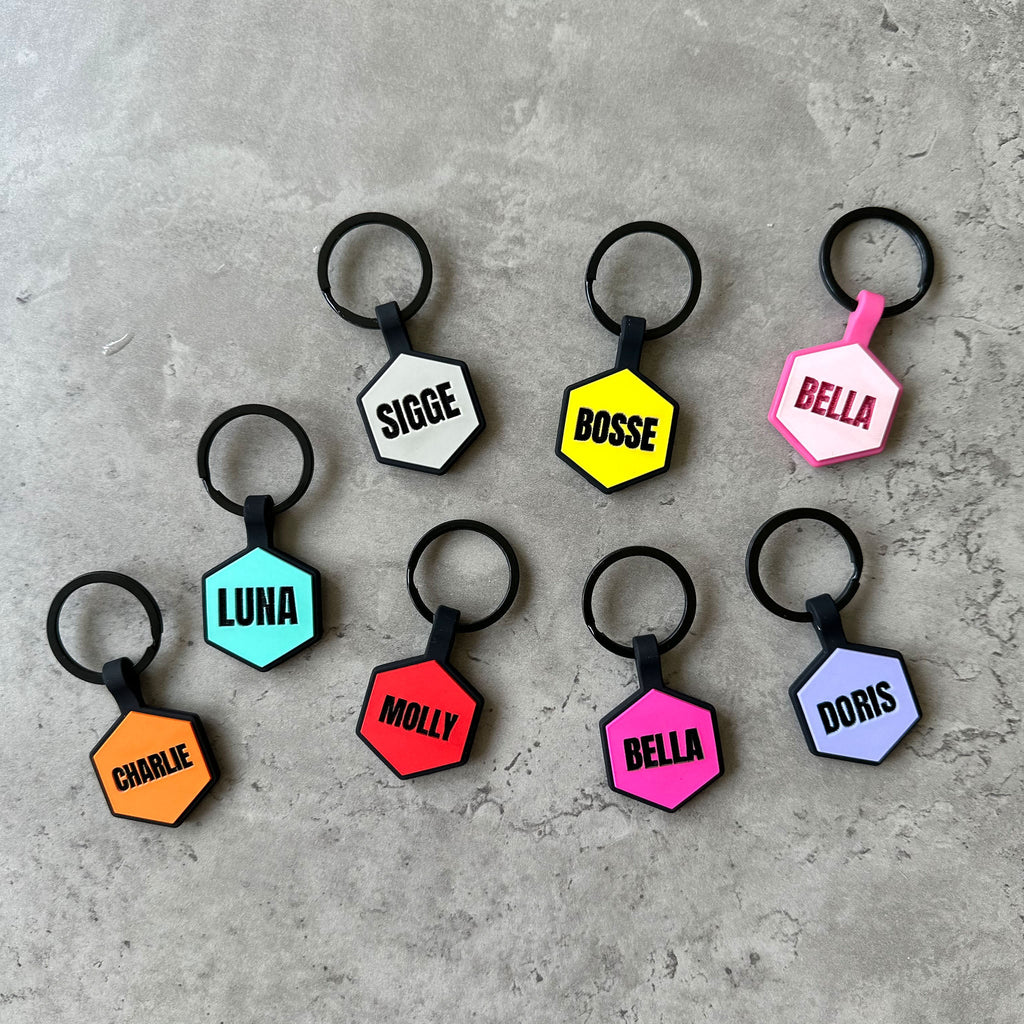 Ljusrosa namnbricka till hund - Typsnitt Anton