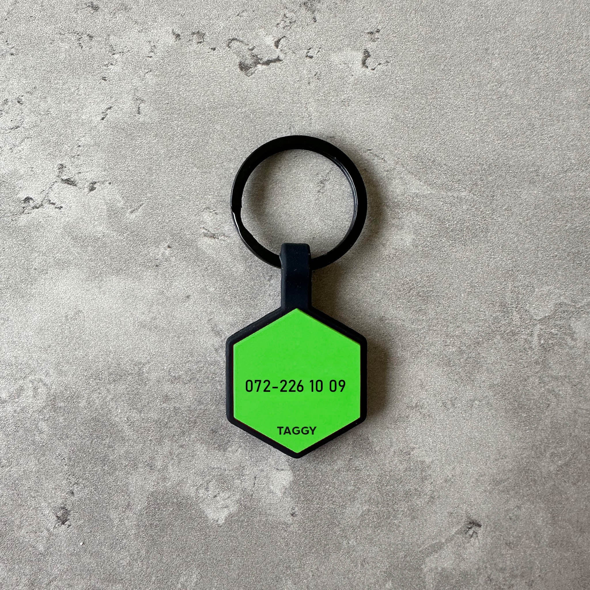 Grön nambricka till hund - Typsnitt Tea