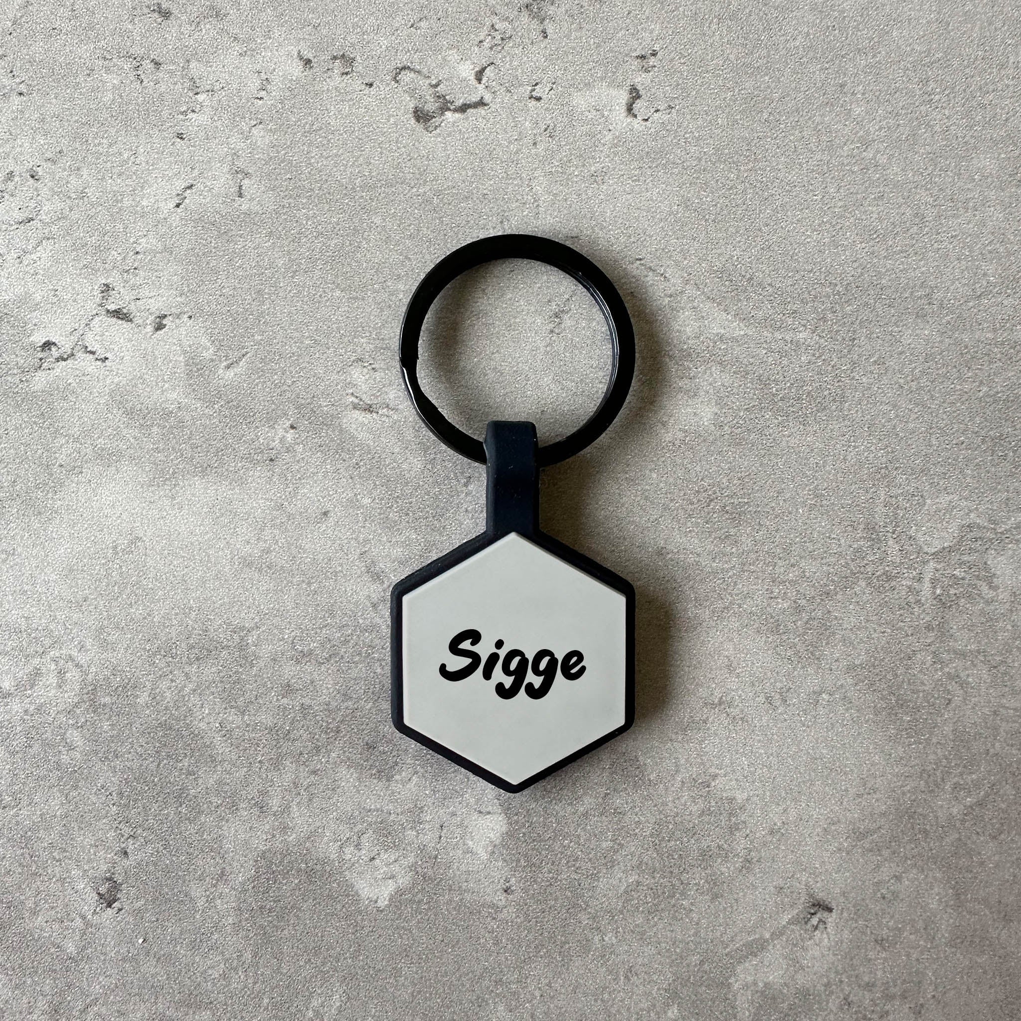 Grå namnbricka till hund - Typsnitt Tea