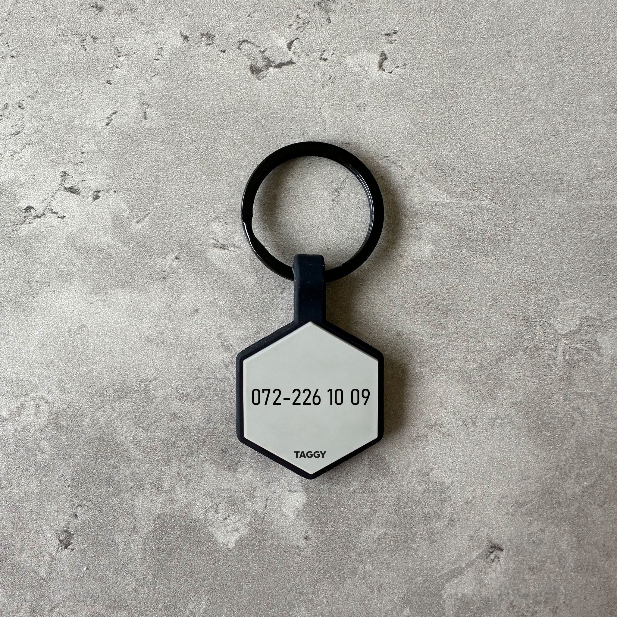 Grå namnbricka till hund - Typsnitt Tea