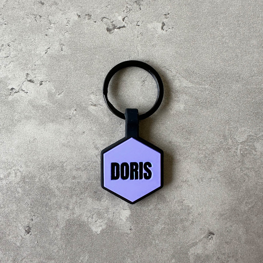 Lila namnbricka till hund - Typsnitt Anton