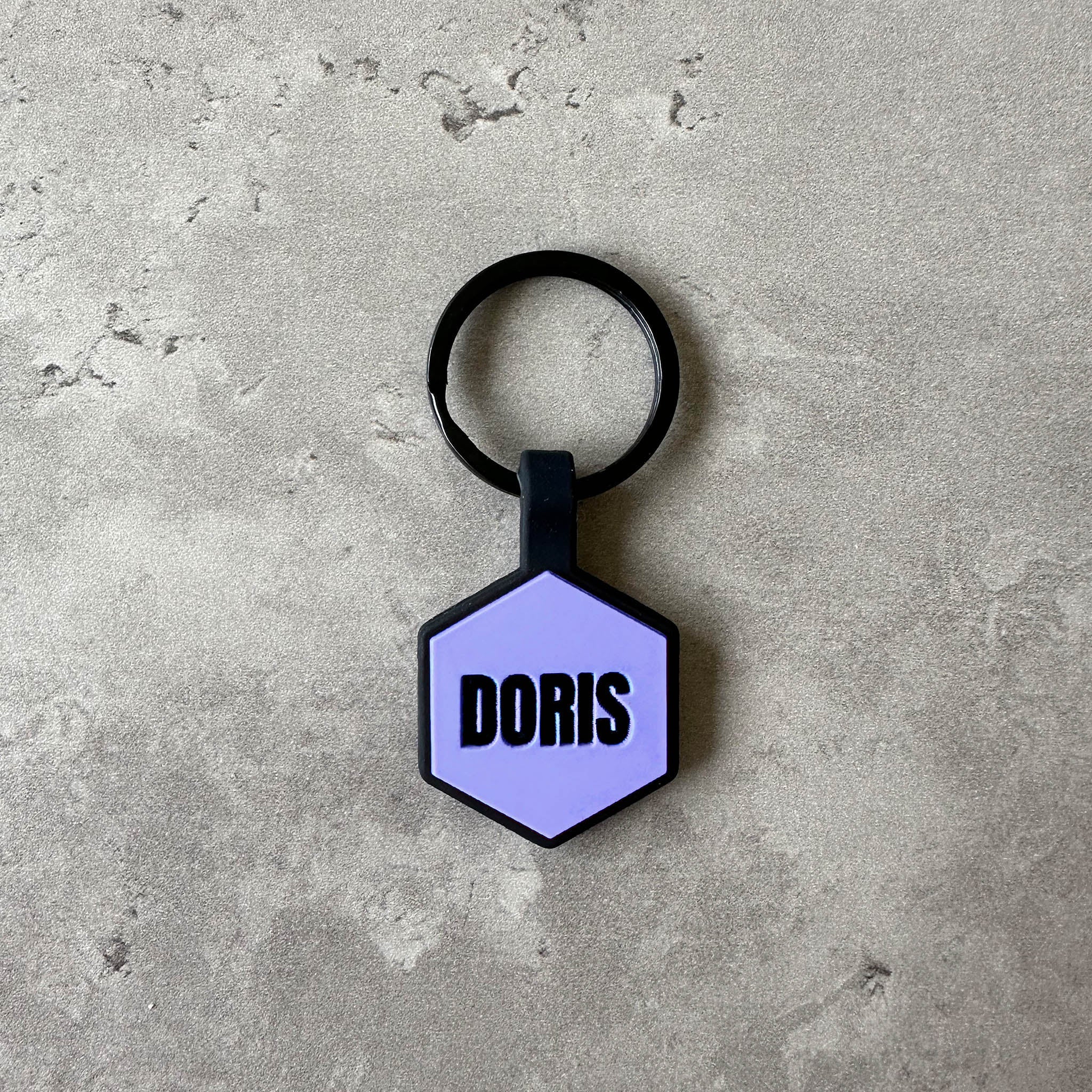 Lila namnbricka till hund - Typsnitt Anton