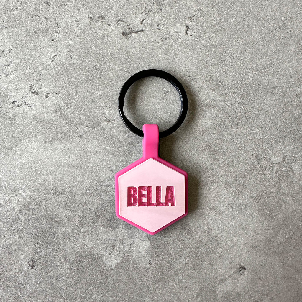 Ljusrosa namnbricka till hund - Typsnitt Anton