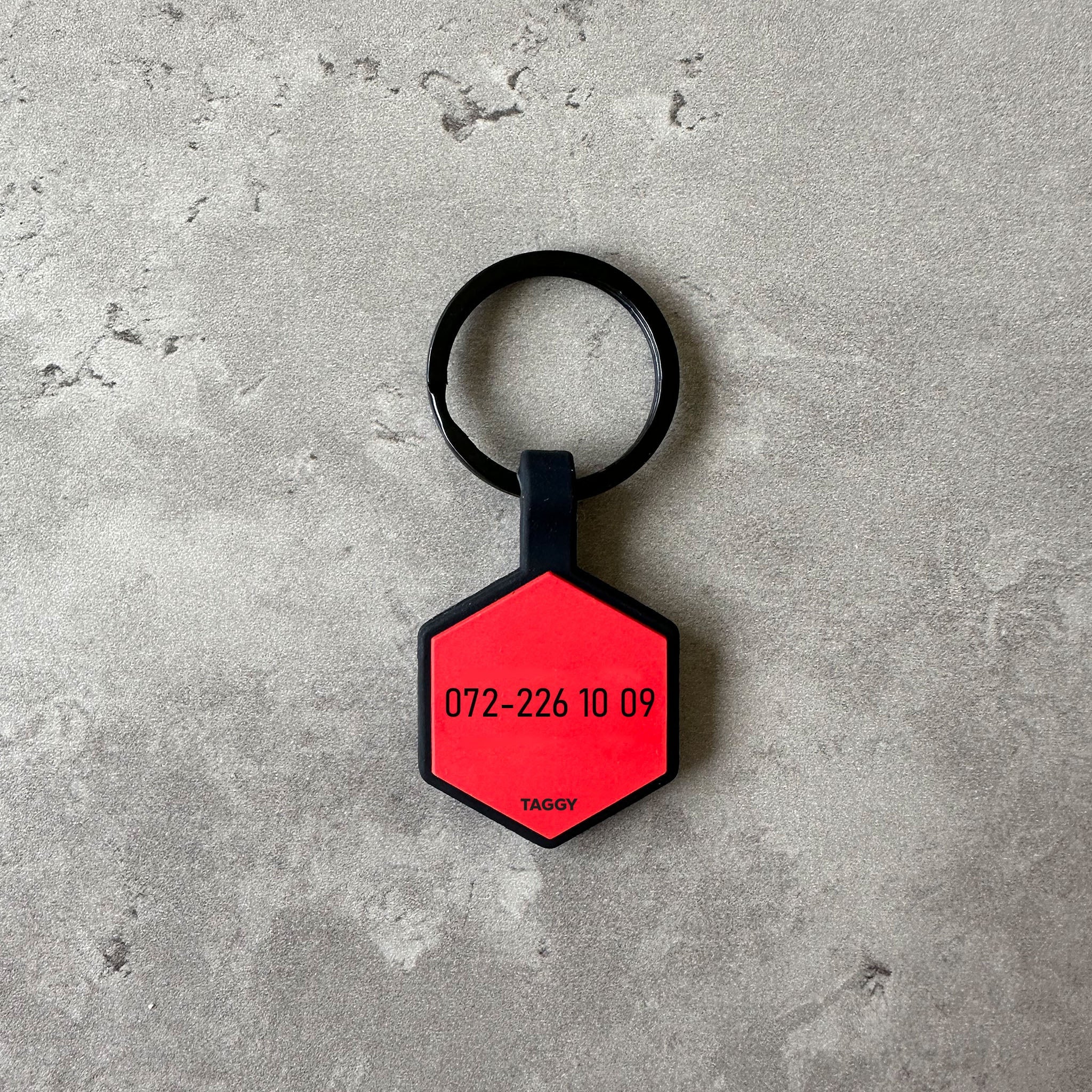 Röd namnbricka till hund - Typsnitt Anton