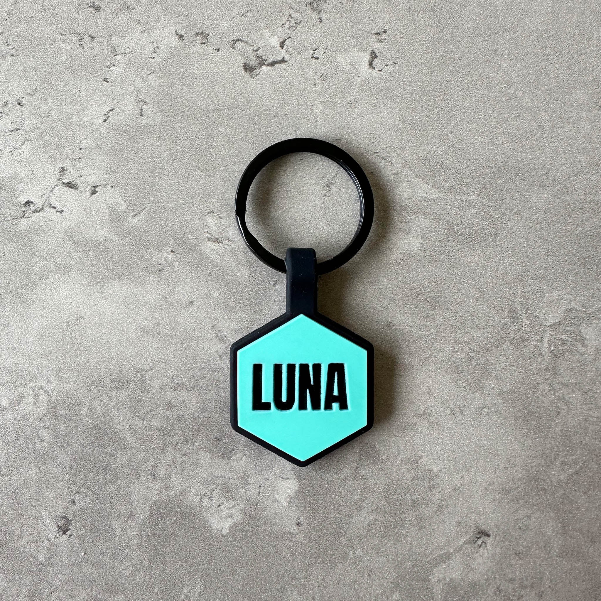 Turkos namnbricka till hund - Typsnitt Anton