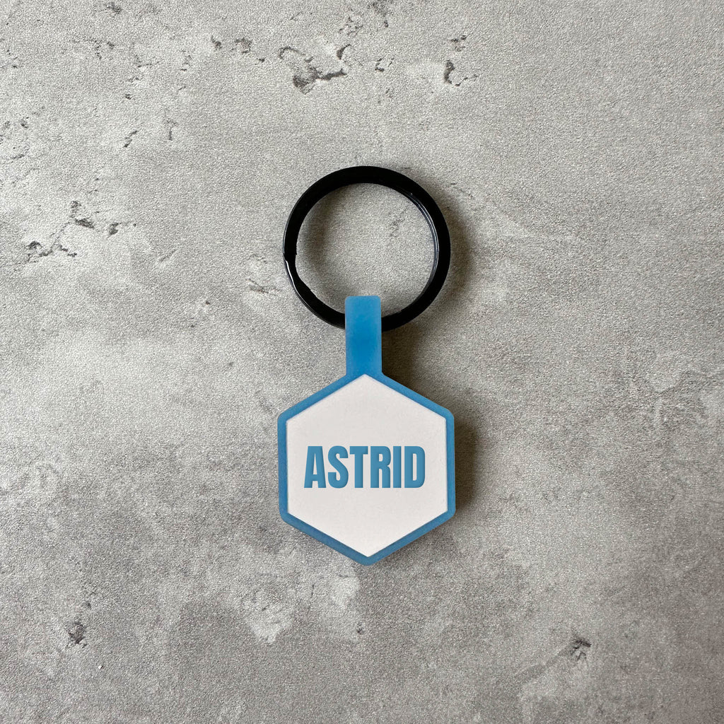 Vit/blå namnbricka till hund - Typsnitt Anton