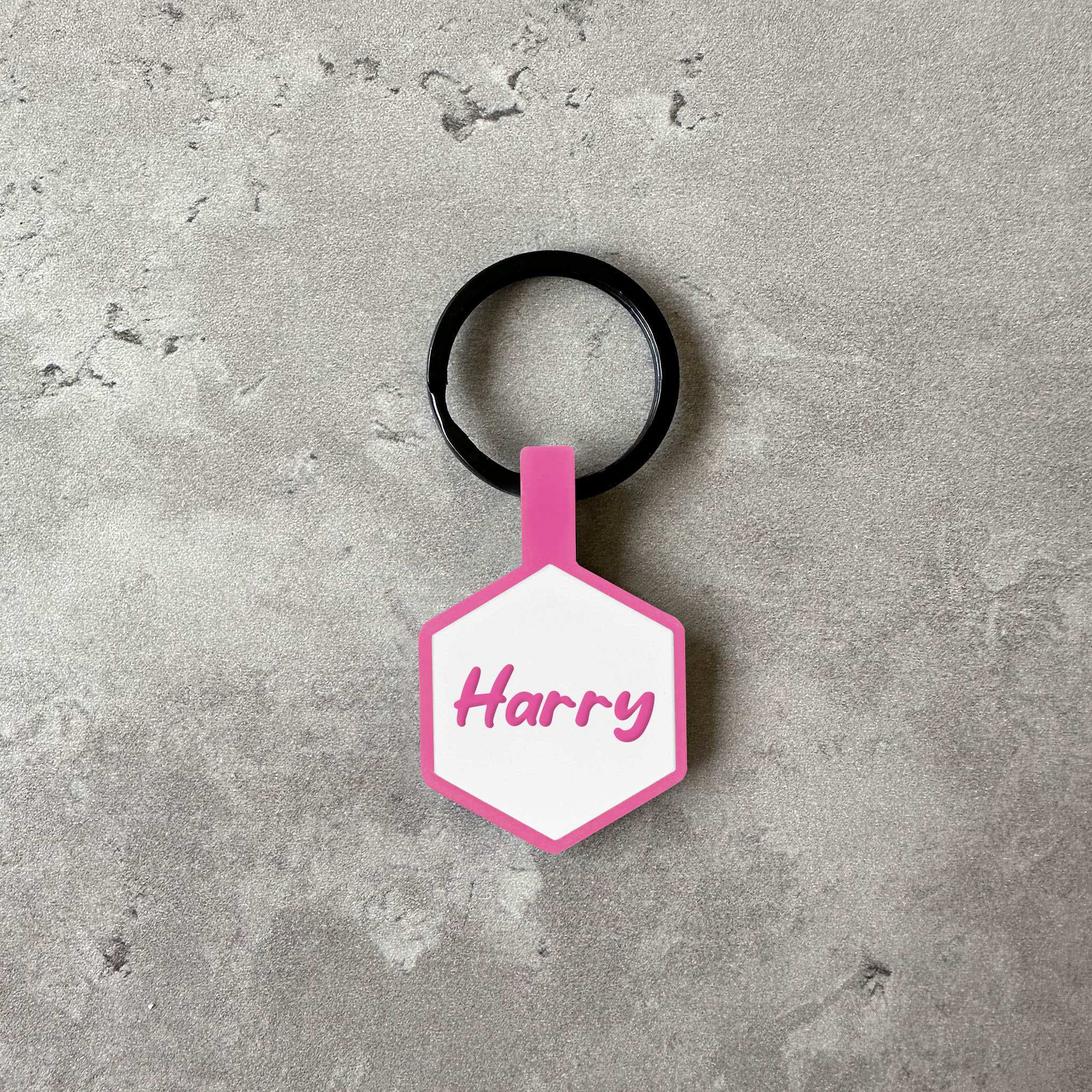 Vit/rosa namnbricka till hund - Typsnitt Tea