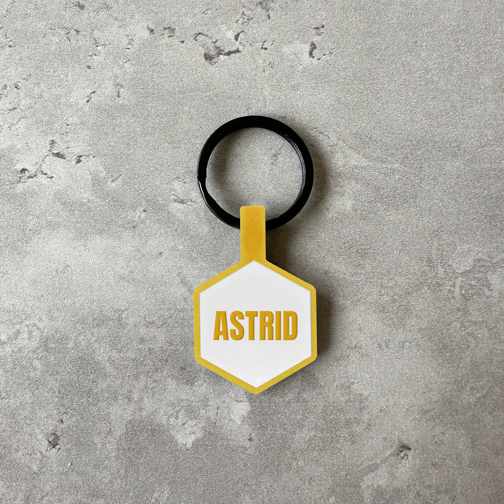 Vit/gul namnbricka till hund - Typsnitt Anton