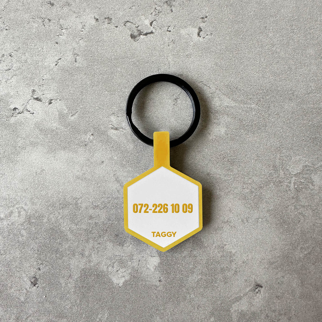 Vit/gul namnbricka till hund - Typsnitt Anton