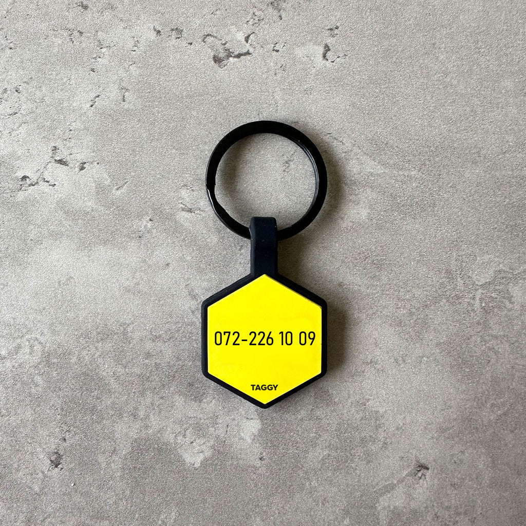 Gul namnbricka till hund - Typsnitt Anton