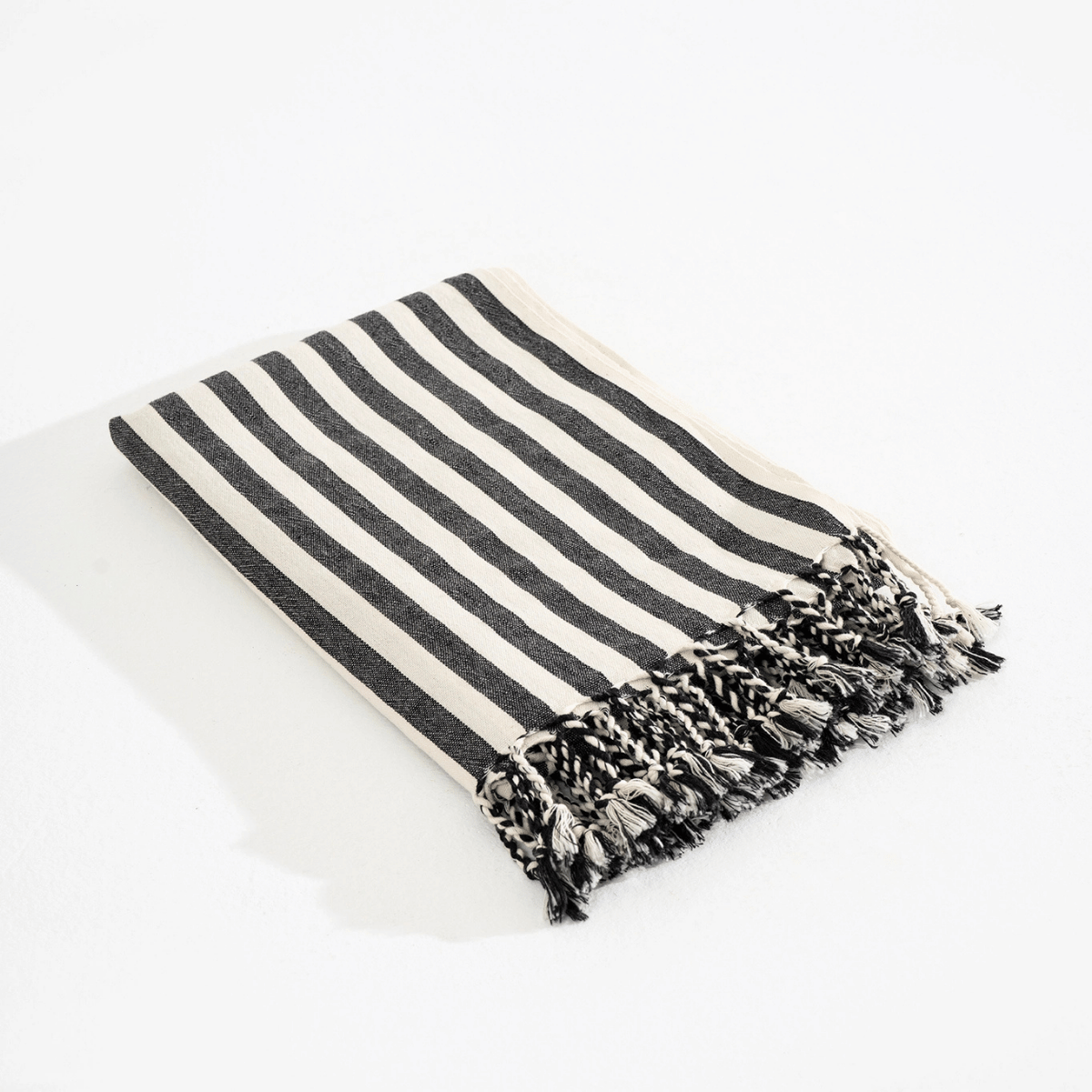 Svart randig strandhandduk