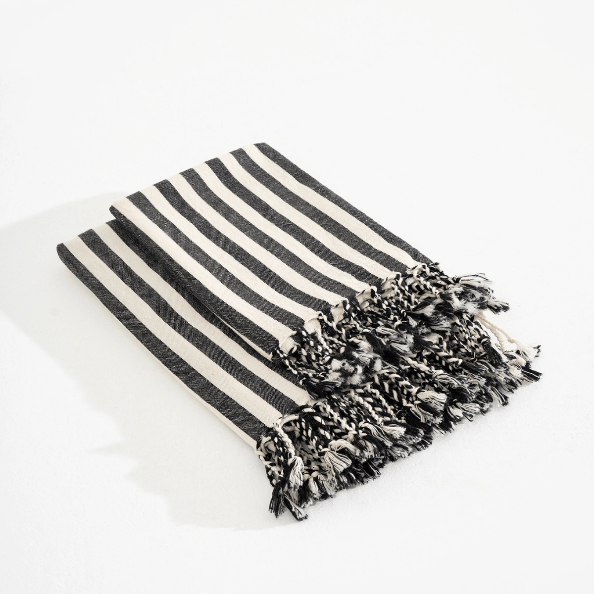 Svart randig strandhandduk