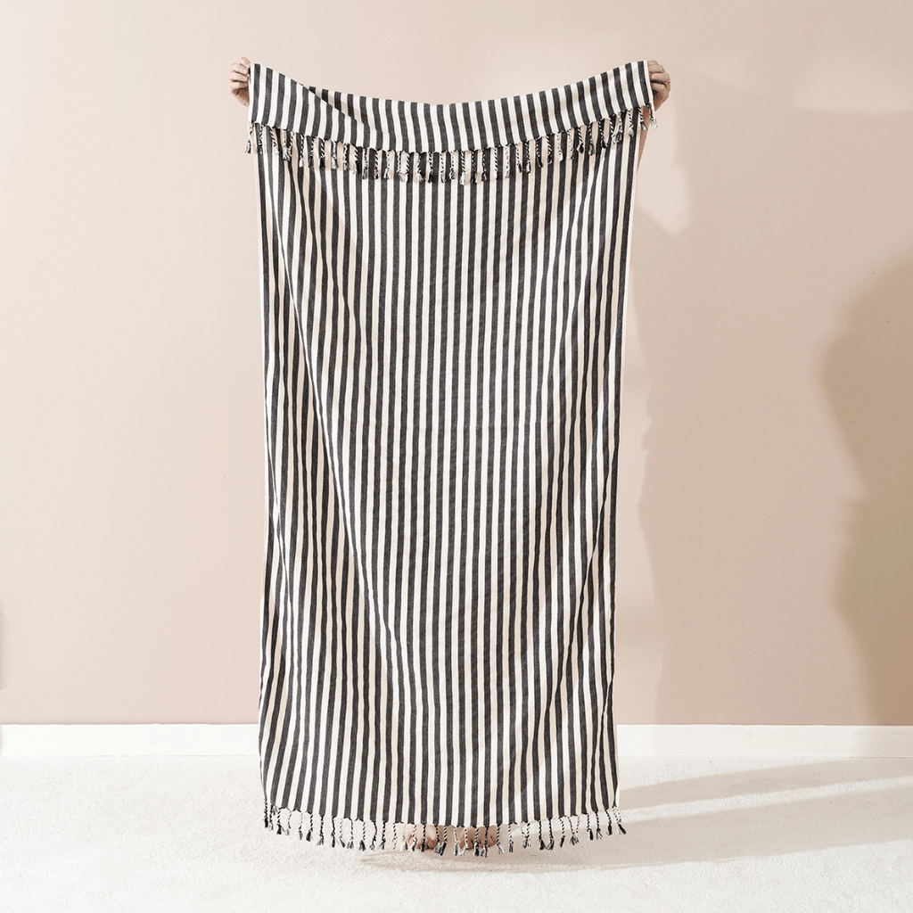 Svart randig strandhandduk