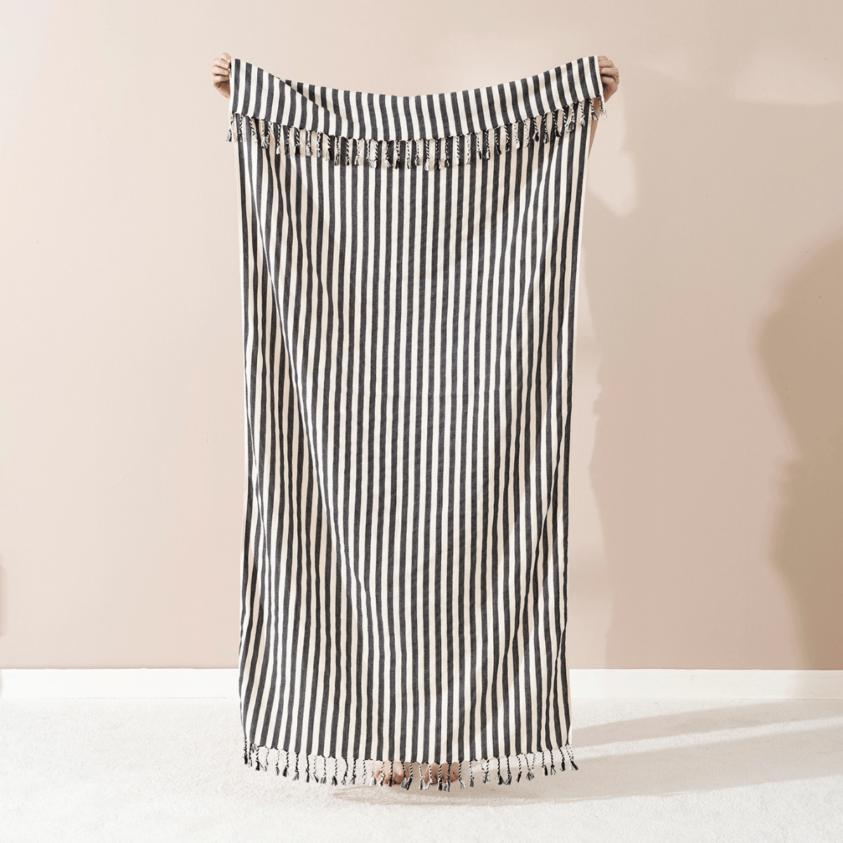 Svart randig strandhandduk