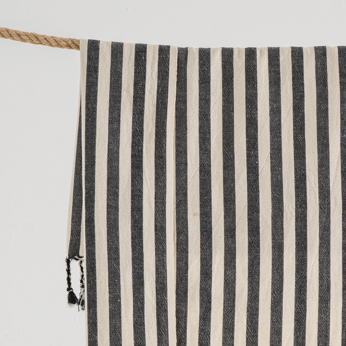 Svart randig strandhandduk